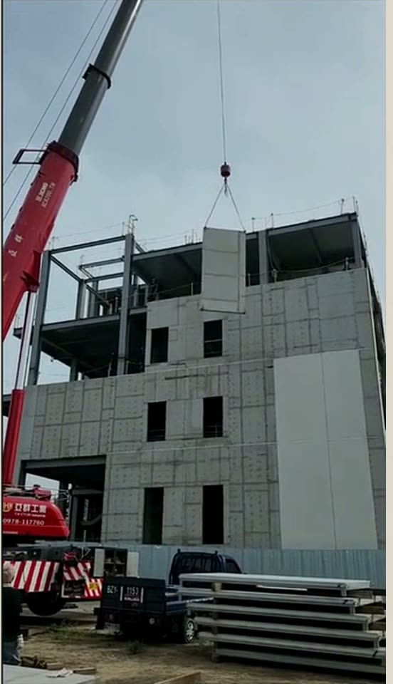 吊車吊裝預鑄牆板
